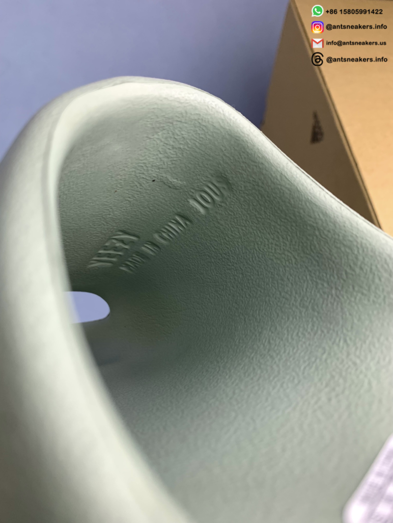 Yeezy Slides 'Salt' ID5480