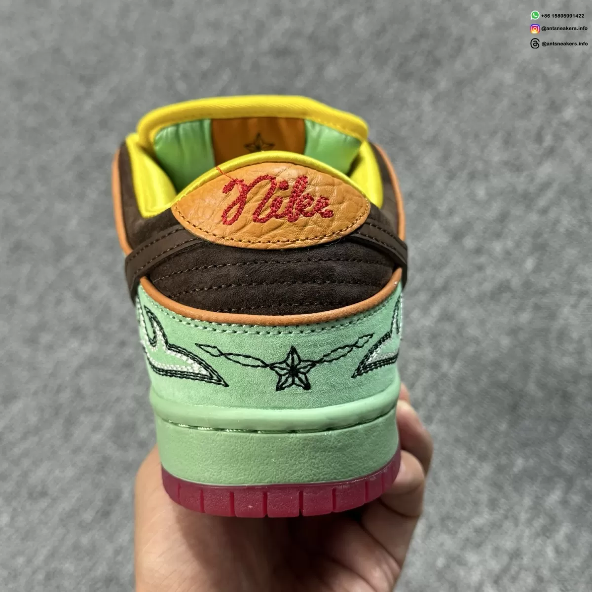 HF3058-300 Rodeo rear heel with central star-shaped embroidery and orange Nike tab