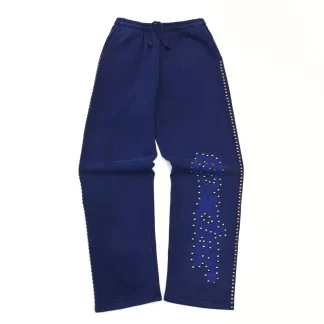 420g heavyweight 21-count OE cotton fleece Soft yet structured fabric for daily wear Garment-dyed deep blue finish with spray effect Precision-applied stud detailing along legs High-difficulty stud placement for durability Reinforced seams with all-cotton thread Relaxed straight-leg streetwear fit Premium construction with consistent finishing
