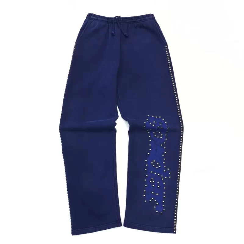 420g heavyweight 21-count OE cotton fleece Soft yet structured fabric for daily wear Garment-dyed deep blue finish with spray effect Precision-applied stud detailing along legs High-difficulty stud placement for durability Reinforced seams with all-cotton thread Relaxed straight-leg streetwear fit Premium construction with consistent finishing