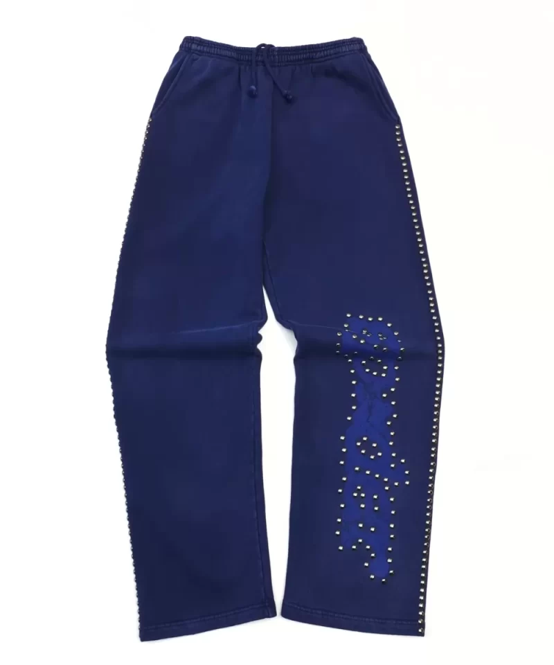 420g heavyweight 21-count OE cotton fleece Soft yet structured fabric for daily wear Garment-dyed deep blue finish with spray effect Precision-applied stud detailing along legs High-difficulty stud placement for durability Reinforced seams with all-cotton thread Relaxed straight-leg streetwear fit Premium construction with consistent finishing