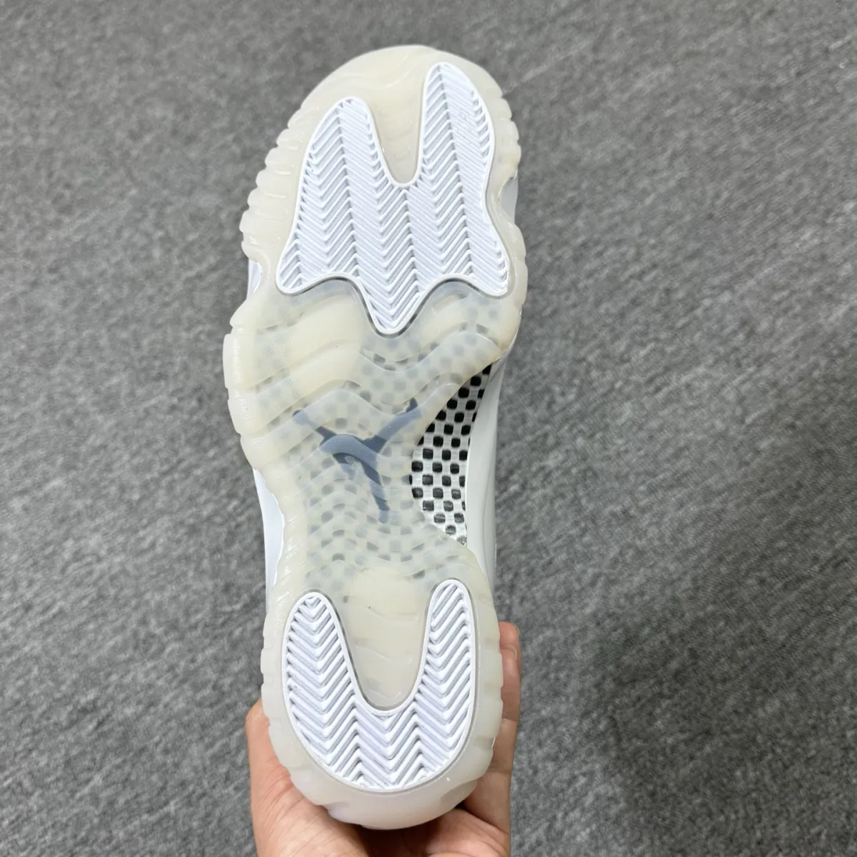 Comme des Garçons x Air Jordan 11 Retro 'White' IV7639-100